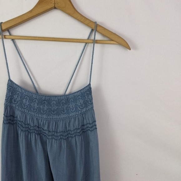 Women's Small embroderied dress - Picture 2 of 7